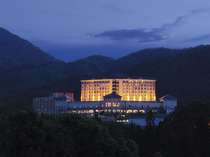 鶯宿温泉の自然に囲まれ、丘の上にたたずむ