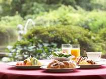 ポルトのブッフェ朝食では、レストラン横の庭園を眺めながら―