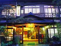 外観正面（夜景）