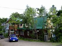 牛舎をイメージした建物。