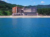 *ホテル外観。プライベートビーチを目の前に持つ、絶好のロケーション！