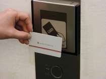 セキュリティの高い非接触カードキー採用。1階エレベーター前にセンサーを設置し、セキュリティを重視。