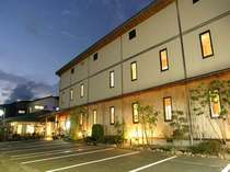 夕暮れ時の長兵衛外観　敦賀駅から車１０分気比の松原から３分の好立地。大人６名様以上で市内無料送迎