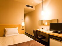 【スタンダードシングル・13平米】シンプルで機能的な客室には120cm幅セミダブルサイズベッドをご用意