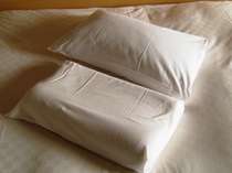 【全タイプ共通】快眠に大切なマクラ２種。「低反発マクラ」と「羽根マクラ」