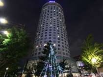 夜でも存在感のある円柱形の札幌プリンスホテルタワー