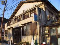 ほっこり、家庭的な海辺の漁師民宿で新鮮魚介を満喫しよう