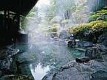 大自然に包まれて、当館の自家源泉をお楽しみ下さい（写真は混浴大露天）