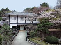 野口雨情生誕の地にある隠れ湯1軒宿～山桜の季節