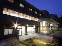 本館より徒歩１分。源泉掛け流しのおふろが自慢です