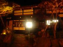 夜の三蔵庵玄関