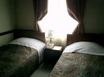 ツイン＆トリプルルーム、落ち着いた吹き抜きタイプ