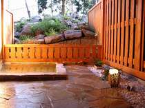 露天風呂は人工温泉でゆったりと楽しめるよ