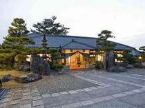 青松林の中に静かな佇まいを見せる純和風/料理旅館です。