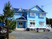 スカイブル－がペンションの目印です。