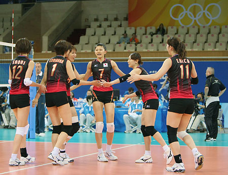 五輪・喜ぶ日本チーム
