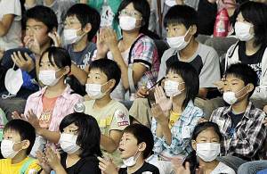 新型インフルエンザ対策でマスクをして競技を観戦する観客ら(新潟・長岡市)=2009年09月11日【時事通信社】