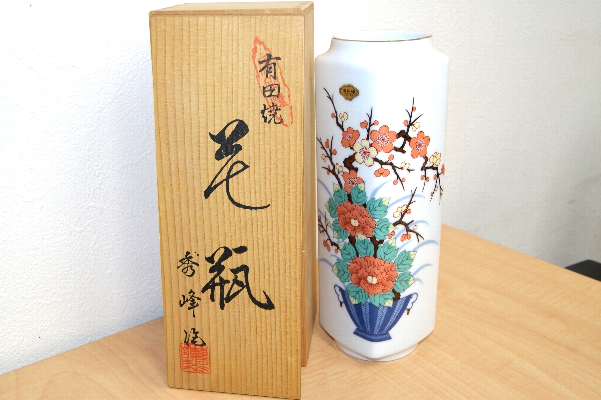 こちらは有田焼 秀峰窯 胴長角切花瓶 色絵 柿右衛門様式 有陶をお買取 東京都目黒区自由が丘１丁目３ ２４ 藤巻ビル1階