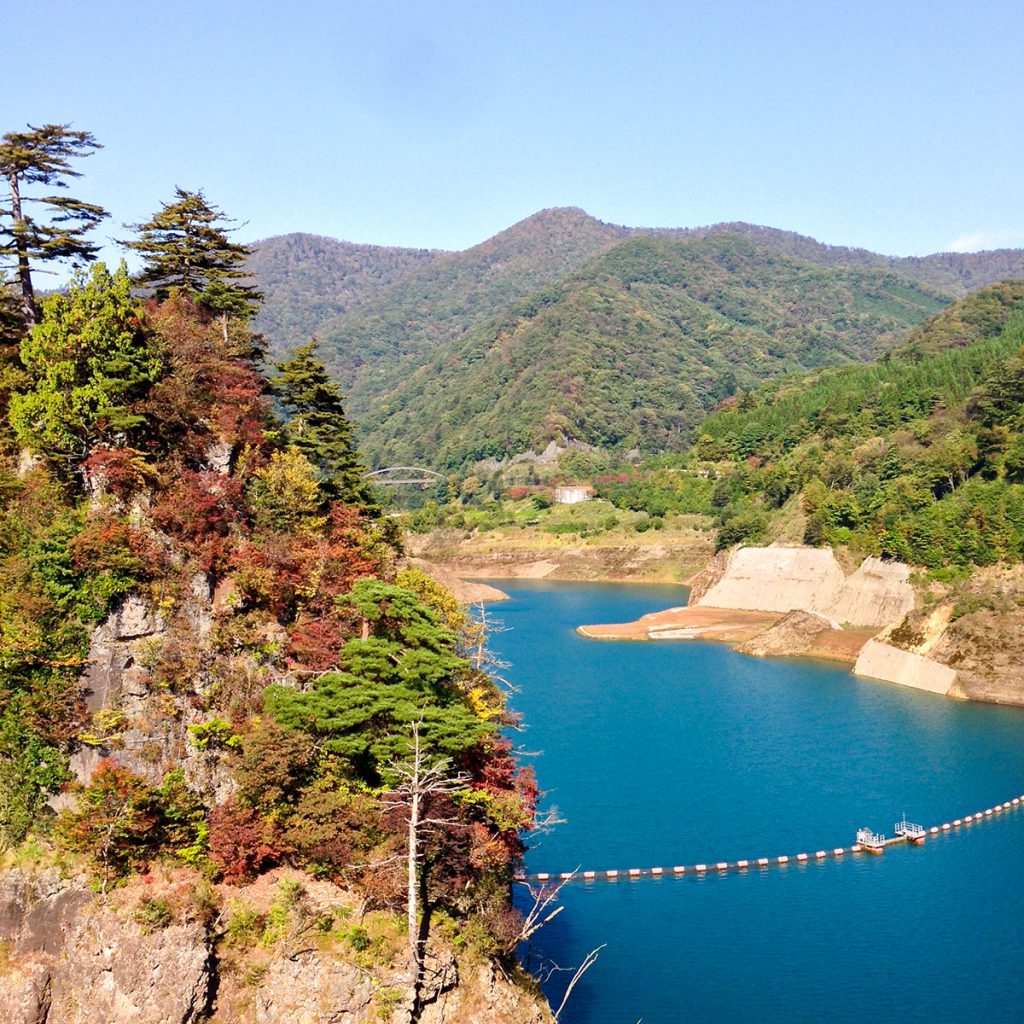 四万温泉の奥四万湖