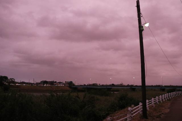 20日の日没後の不気味な赤い空