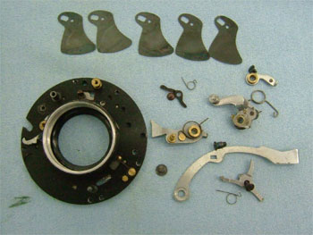 分解した駆動部と開閉環