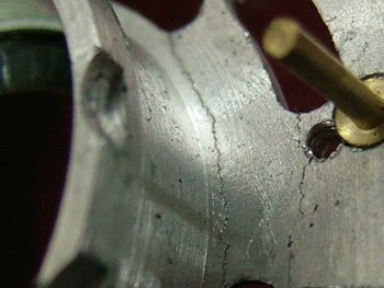 多数の亀裂が走ったシャッター機構部