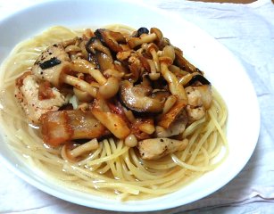 今日のキムチ料理レシピ：韓国風・きのことチキンのスープパスタ