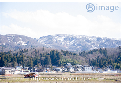 まるちimage撮影写真 +春の田んぼと残雪の山