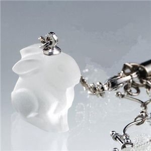 幸せを運ぶ雪うさぎネックレス