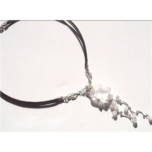 幸せを運ぶ雪うさぎネックレス