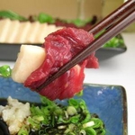 高級料亭御用達 馬刺し「馬三昧」お一人様完食サイズミニパックセット 馬刺し800g 馬タテガミ刺し200g 馬レバー刺し200g 製造メーカー直送だから実現したこの価格