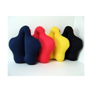 背中にぴったり新感覚腰痛用クッション　Cubeads「キュッキュッ」（色：赤（表）/黒（裏））