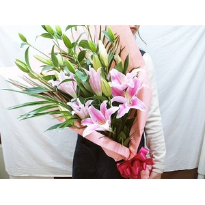 ピンクの大輪ゆりの花束