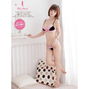 ピンクレースの可愛いブラ＆Tバックランジェリー