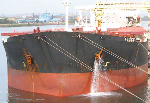バラストタンクを装備した大型貨物船