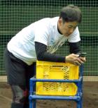 撮影した動画で投球フォームをチェックする日本ハム斎藤
