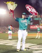 開幕１６連勝の新記録記念ボードを掲げ、笑顔を見せる田中（撮影・狩俣裕三）