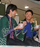 ラジオの公開生放送に出演し、どん兵衛を食べる日本ハム武田勝（左）と斎藤（撮影・木下大輔）