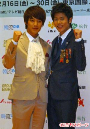 Ｗ主演するソンモ（左）とキム・キュジョン（撮影・林尚之）