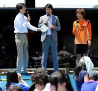 元日本代表の平野氏（中央）とトークショーを行う清水のＭＦ河井（右）