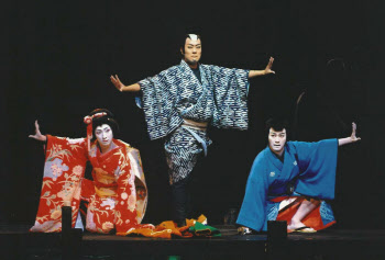 左から七之助のお嬢、勘九郎の和尚、松也のお坊(C)松竹