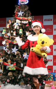 自身がデザインしたクリスマスツリーのお披露目イベントに登場した、フィギュアスケート女子の浅田真央(18日、東京都港区)=共同