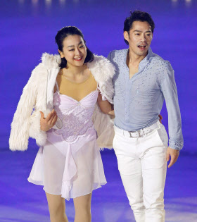 アイスショーで、ペアを組んで演技した浅田真央(左)と高橋大輔(21日、新横浜スケートセンター)=共同