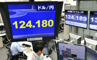 1ドル=124円台で取引される外国為替市場(28日午後、東京都港区の外為どっとコム) 1ドル=124円台で取引される外国為替市場(28日午後、東京都港区の外為どっとコム)