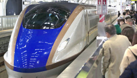 北陸新幹線の乗客らで混雑するJR富山駅=共同