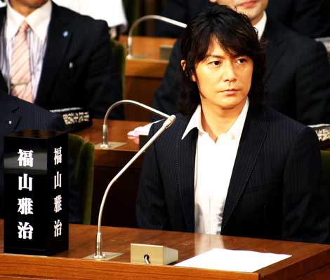 長崎市議会議場での会見が実現した福山雅治　
