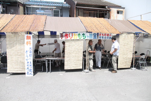 ボランティアの手作りおもちゃ作りブース