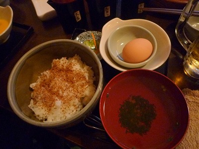 「どくだみ卵かけご飯」定食（右にジョッキが写っていますね）
