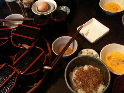 第1回目の様子(3人の食卓の一部です。左上にジョッキが写っています)