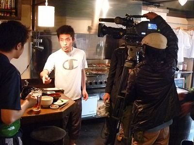 朝食メニューの撮影光景（ラン後の朝ビールの会場にて）